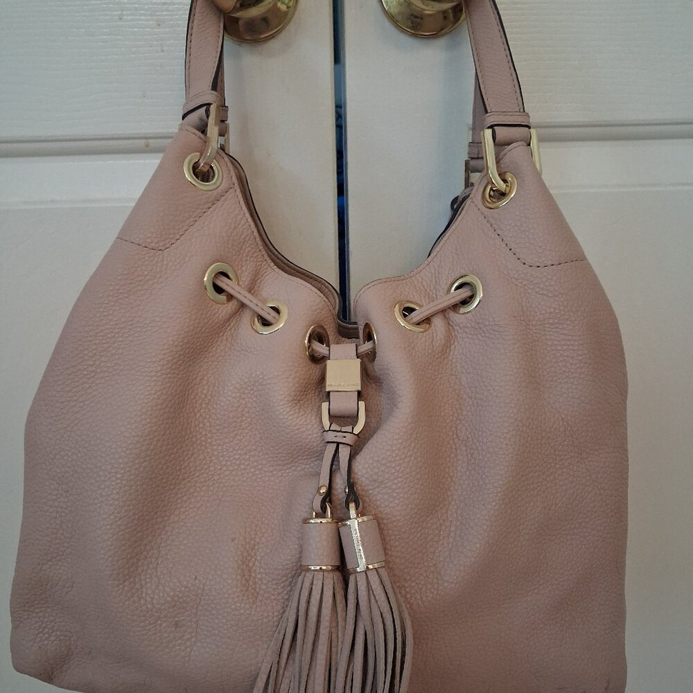 Classic Michael Kors pebbled leather handbag with gold trim & tassels